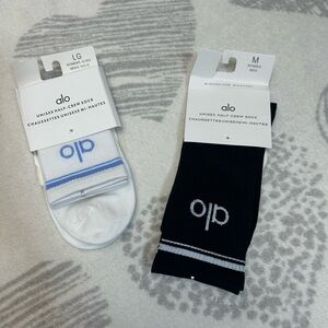 2 pairs of Alo Yoga black and white socks #yogawear #activewear #gym